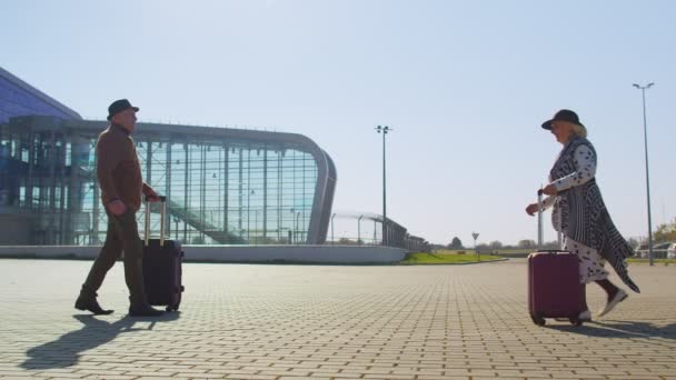 Starszy mąż i żona emerytów spotkanie turystów zjazd w terminalu lotniska po podróży — Wideo stockowe