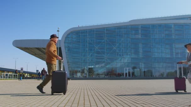 Старший муж жена пенсионера встреча воссоединения туристов в аэропорту терминала после долгого разлуки — стоковое видео