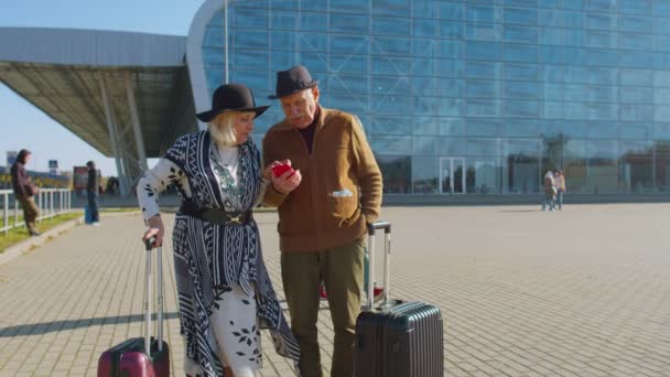 Вор-карманник крадет деньги наличными из кармана пожилых туристов-пенсионеров возле аэропорта — стоковое видео