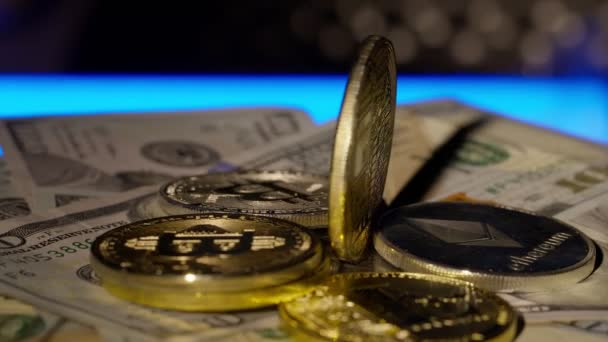 Bitcoin BTC и Ethereum ETH монеты вращаются на банкнотах наличные 100 долларов, виртуальная добыча денег — стоковое видео