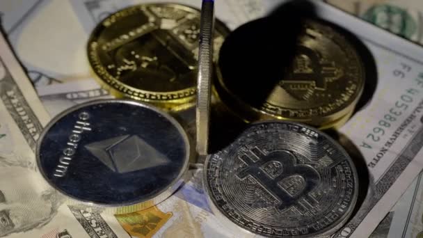 Bitcoin moneda BTC y Ethereum ETH monedas girando en billetes de efectivo de 100 dólares, minería de dinero virtual — Vídeos de Stock