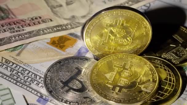 Bitcoin BTC mynt och Ethereum ETH mynt roterar på räkningar kontanter på 100 dollar, virtuella pengar gruvdrift — Stockvideo