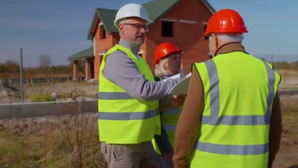 Immobilienmakler-Manager Architekt zeigt Senioren-Großelternpaar modernes Haus — Stockvideo