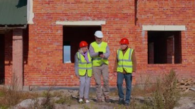 Büyük büyükanneme yeni ev satan bir emlakçı. Tabletteki planları gösteriyor.