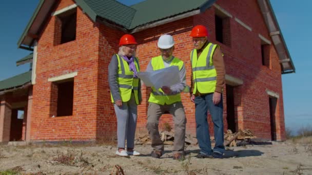Agentul imobiliar vinde o casă nouă bunicului bunicii, arătând schițe de construcție — Videoclip de stoc