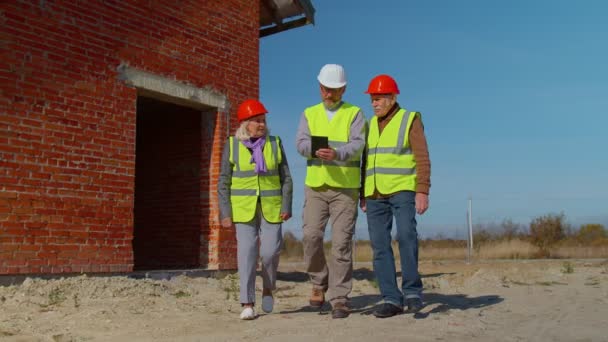 Immobilienmakler verkauft neues Haus an Großvater, zeigt Baupläne auf Tablet — Stockvideo
