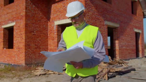 Agent immobilier montrant la maison moderne élégante au couple aîné pour l'achat, la location d'une nouvelle maison — Video