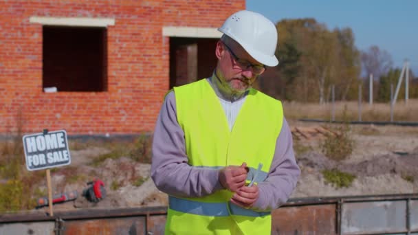 Gelukkige rijke makelaar architect verkoopt nieuw huis, service man in uniform met cash inkomen — Stockvideo