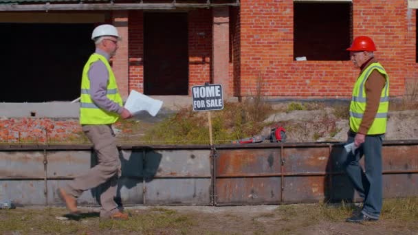 Fastighetsmäklare som säljer hus till äldre farfar, får kontanter i dollar — Stockvideo