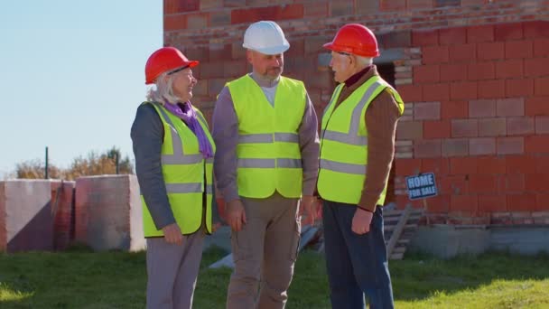 Diverse team van specialisten vieren succes win dans vreugde doen winnaar gebaar in de buurt van huis — Stockvideo