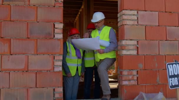 Abuelos mayores reunión familiar agente de bienes raíces arquitecto, gerente financiero comprar casa — Vídeo de stock