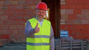 İnşaat mühendisi uzman bir şeye katılıyor ya da olumlu yanıt veriyor.