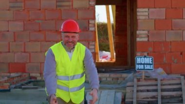 İnşaat mühendisi mimar, başarıyı kutluyor. Çığlık atıyor, seviniyor.