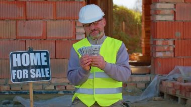 Mutlu zengin emlakçı mimar yeni ev satıyor, üniformalı, nakit geliri olan bir adam.