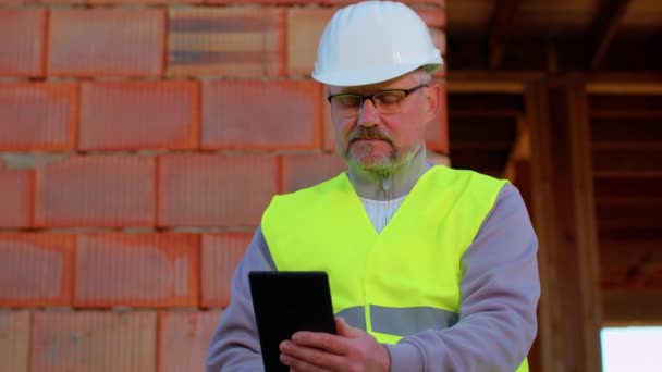 엔지니어 건축가 전문가는 건설 현장에서 작업을 제어하기 위해 디지털 태블릿으로 작업 한다. — 비디오