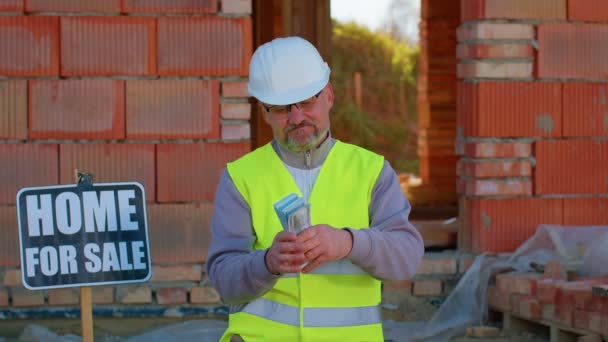 Happy bohatý realitní agent architekt prodávající nový dům, servisní muž v uniformě s hotovostním příjmem — Stock video