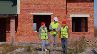 Büyük büyükanneme yeni ev satan bir emlakçı. Tabletteki planları gösteriyor.