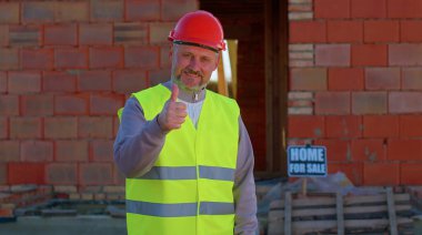 İnşaat mühendisi uzman bir şeye katılıyor ya da olumlu yanıt veriyor.