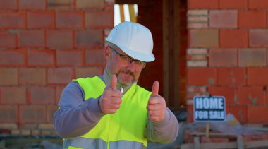 İnşaat mühendisi uzman bir şeye katılıyor ya da olumlu yanıt veriyor.