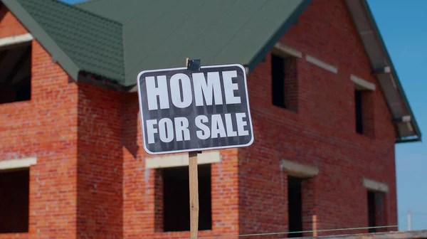 販売のための家サイン碑文ノートタグ紙にメッセージ,背景に家,広告販売 — ストック写真