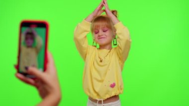 Sosyal medya ağı, çocuk dansı ve komik blogcular için son moda dans videoları yapan şık bir kız.
