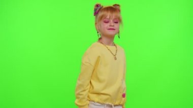 Neşeli, komik, liseli kız dans ediyor, cep telefonuyla video çekiyor.