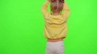 Mutlu funky blogger çocuk kız, sosyal ağ için akıllı telefondan komik dans videoları kaydediyor.