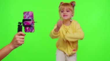 Sosyal medya ağı, çocuk dansı ve komik blogcular için son moda dans videoları yapan şık bir kız.