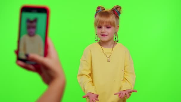 Dans eden küçük kız blogger kayıt dansçısı telefonda sosyal medya içeriği için kameraya hareket ediyor — Stok video