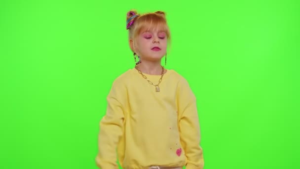 Stijlvol kind meisje maken trendy dans video voor social media netwerk, kind dansen, grappige blogger — Stockvideo