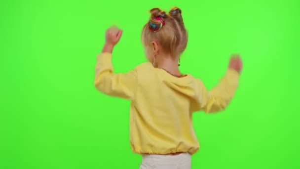 Χαρούμενο αστείο έφηβο κοριτσάκι που χορεύει στην κάμερα βιντεοσκοπώντας βίντεο χρησιμοποιώντας το τηλέφωνο στον τοίχο με τα πλήκτρα chroma — Αρχείο Βίντεο