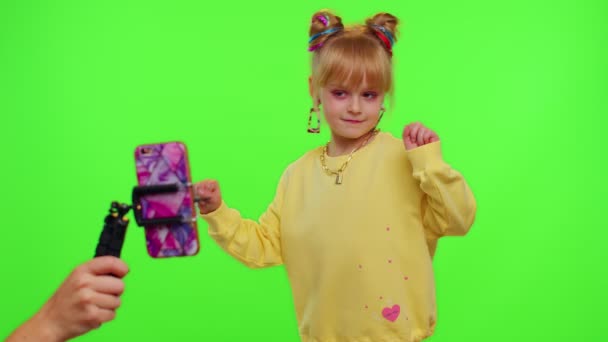 Танці маленька дівчинка-блогер записує танець рухається по камері для вмісту соціальних мереж по телефону — стокове відео