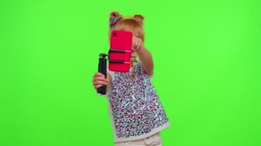 Mutlu funky blogger çocuk kız, sosyal ağ için akıllı telefondan komik dans videoları kaydediyor.