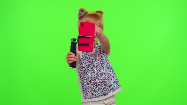 Happy funky blogger child kid girl, gravação de vídeo engraçado dançando no smartphone para a rede social — Vídeo de Stock