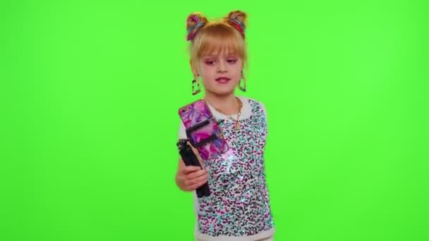 Drôle petit enfant fille blogueur avant de téléphone caméra enregistrer vidéo profiter du contenu de la danse sur chroma clé — Video