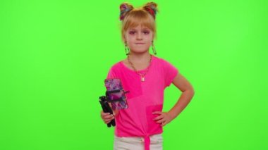Sosyal medya ağı, çocuk dansı ve komik blogcular için son moda dans videoları yapan şık bir kız.