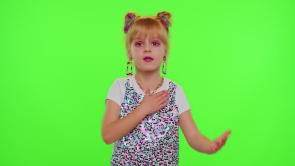 Stilvolles Kindermädchen, das trendige Tanzvideo für das soziale Netzwerk macht, Kindertanz, lustige Bloggerin — Stockvideo
