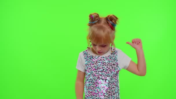 Ευτυχισμένος funky blogger παιδί κορίτσι παιδί, καταγραφή αστεία χορό βίντεο στο smartphone για το κοινωνικό δίκτυο — Αρχείο Βίντεο