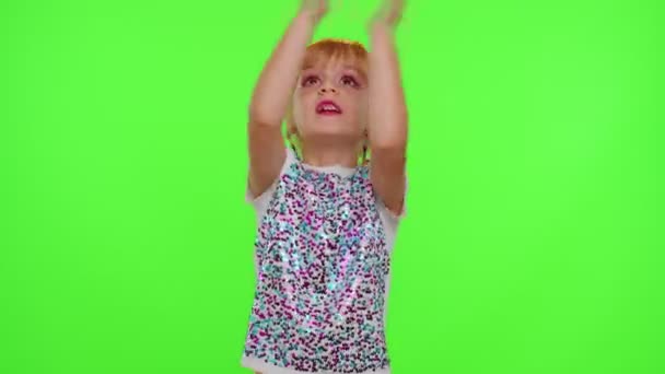 Весела смішна дівчинка-підліток школярка танцює, знімає відео за допомогою мобільного телефону вдома на клавіші Chrome — стокове відео