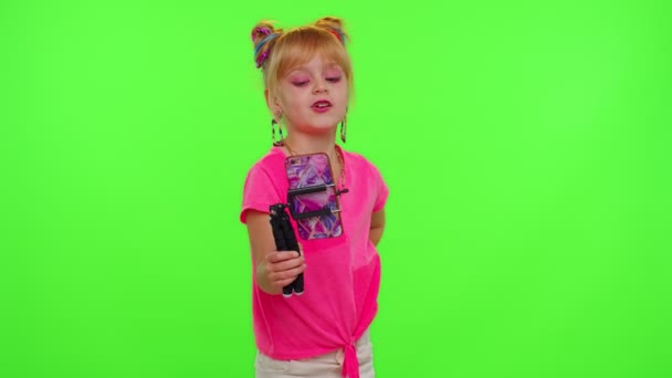 Tánc fiatal gyerek lány blogger rekord tánc mozog a kamera a közösségi média tartalom telefonon — Stock videók