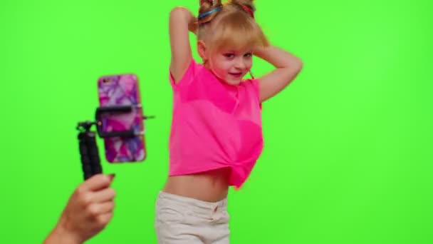 Dans eden küçük kız blogger kayıt dansçısı telefonda sosyal medya içeriği için kameraya hareket ediyor — Stok video
