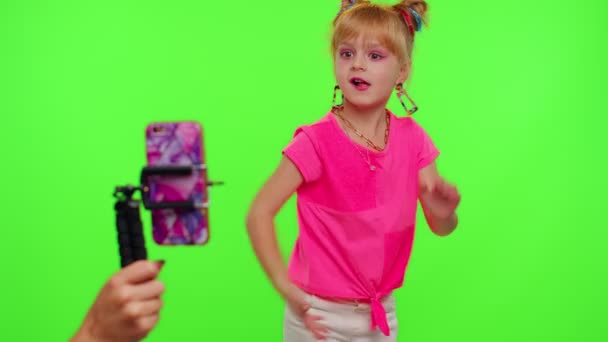 Alegre divertido adolescente escuela niña bailando, filmación de vídeo utilizando el teléfono móvil en casa en chroma key — Vídeo de stock