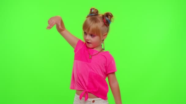 Радостная маленькая девочка блоггер перед телефоном камера запись видео наслаждаться танцевальный контент на хрома ключ — стоковое видео