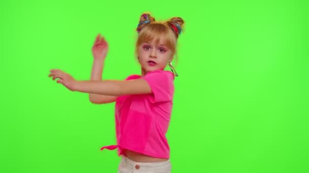 Glada rolig liten tonåring flicka unge dansa vid kameran filma video med hjälp av telefon på chroma nyckel vägg — Stockvideo