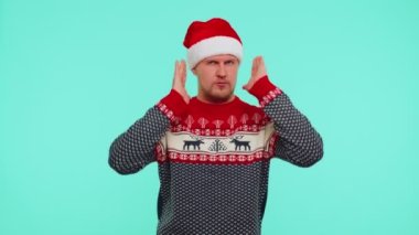 Noel süveteri giyen adam kulaklarını kapatıyor ve hayır diyor. Tavsiyeden kaçınıyor, nahoş sesleri görmezden geliyor.