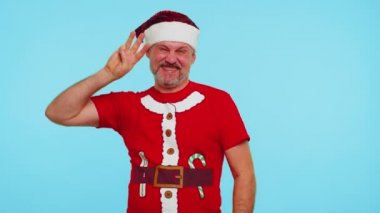 Noel kutlaması için geri sayım, adam beşten bire sırayla sayıyor, dans ediyor.