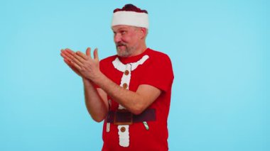 Noel tişörtlü bir adam kameraya bakıp gülümsüyor, seni özlüyor, aşkım.