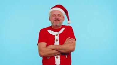 Noel tişörtlü kafası karışmış bir adam belirsiz bir soru sormaktan utanıyor. Şüpheleri yok.
