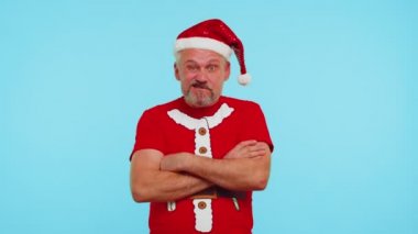Noel Baba şapkalı şaşkın adam kendini göstererek neden bana teşekkür etmediğini soruyor.