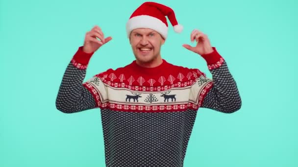 Fröhlicher Mann im roten Pullover Weihnachtsmann schreit, feiert Erfolg, gewinnt, Ziel erreicht — Stockvideo